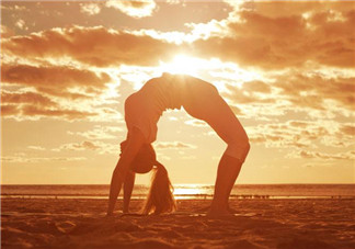 膝蓋疼怎么練瑜伽好？冬天練瑜伽的好處