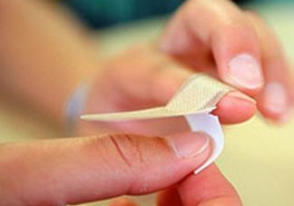 創(chuàng)可貼哪個牌子比較好？亂用創(chuàng)可貼有什么危害