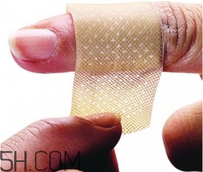 創(chuàng)可貼有大的嗎？創(chuàng)可貼粘在傷口上怎么才弄得掉