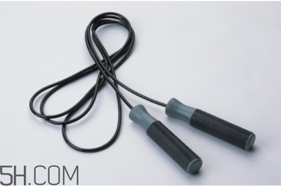 無繩跳繩和有繩跳繩哪個好？跳繩腿會變粗嗎？