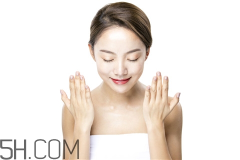 青春痘能用紅霉素軟膏嗎？青春痘能用蘆薈膠嗎？