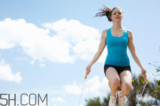 怎樣跳繩能減肚子贅肉？冬天跳繩不出汗能減肥嗎？