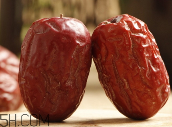 椰棗和紅棗哪個營養(yǎng)好？棗椰和椰棗有區(qū)別嗎