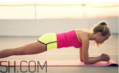 女生平板支撐多長(zhǎng)時(shí)間算好？練習(xí)平板支撐注意事項(xiàng)
