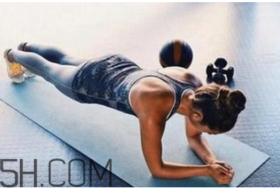 女生平板支撐多長(zhǎng)時(shí)間算好？練習(xí)平板支撐注意事項(xiàng)