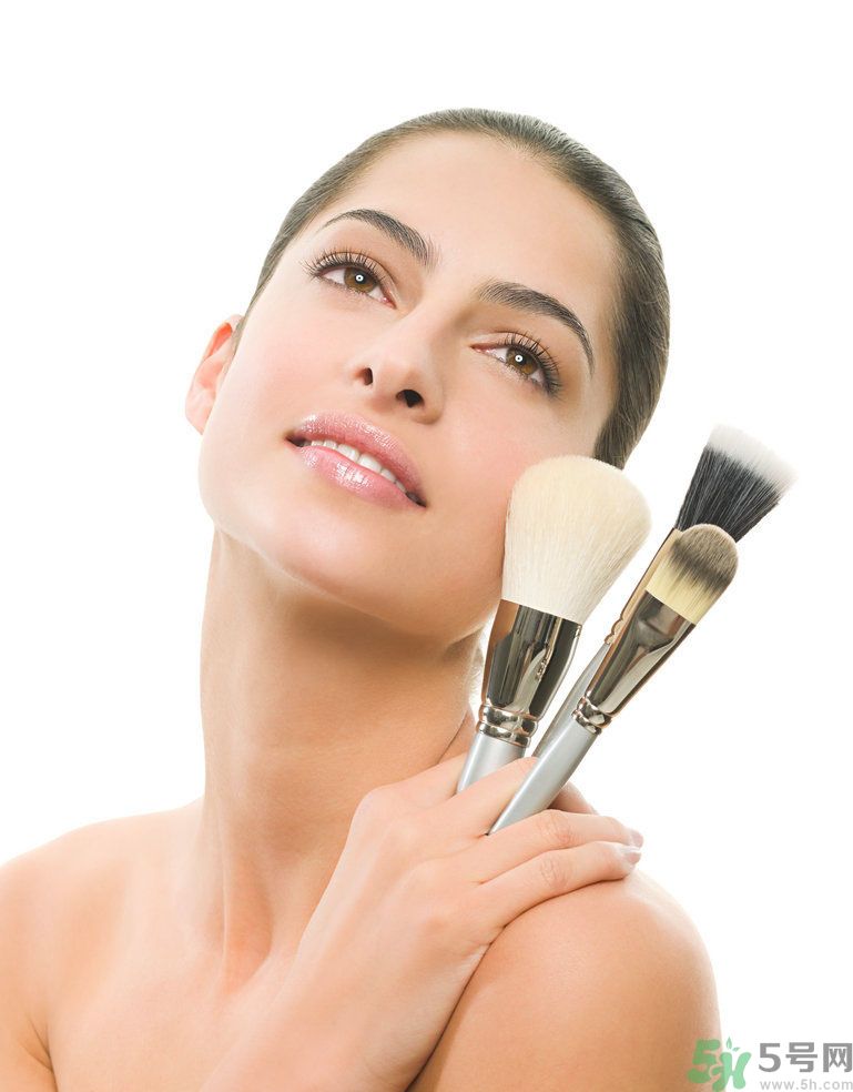 用什么粉餅美白效果好？粉餅與粉底液的區(qū)別？