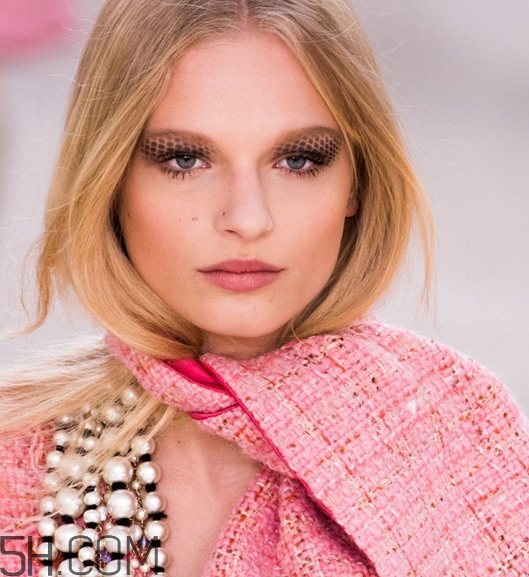 裸粉色口紅是什么顏色？裸粉色口紅試色