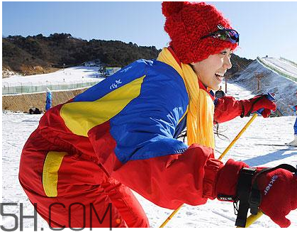 滑雪服什么牌子好？滑雪服和沖鋒衣哪個(gè)好？