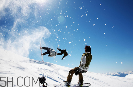 滑雪適合穿羽絨服嗎？滑雪鞋什么牌子好？