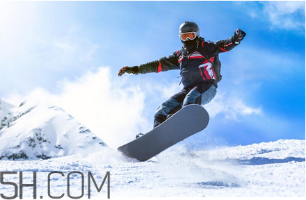 滑雪適合穿羽絨服嗎？滑雪鞋什么牌子好？