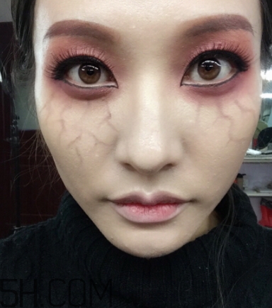 破碎娃娃妝怎么化？萬圣節(jié)破碎娃娃妝畫法教程