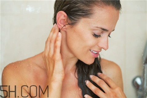 粉刺擠出來的白東西是什么？粉刺擠了紅腫怎么辦？