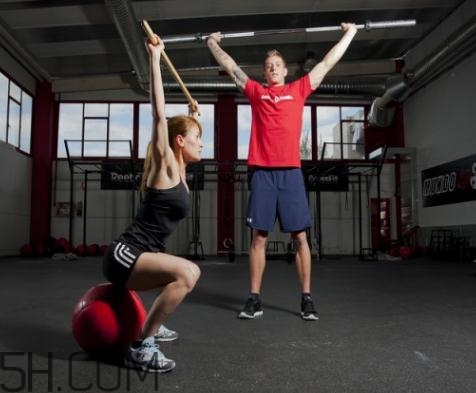 深蹲要站直嗎？深蹲蹲不下去怎么辦？