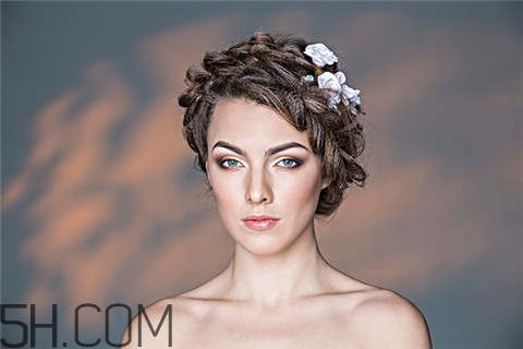 粉刺應(yīng)該去美容院挑嗎？粉刺應(yīng)該吃維生素幾？