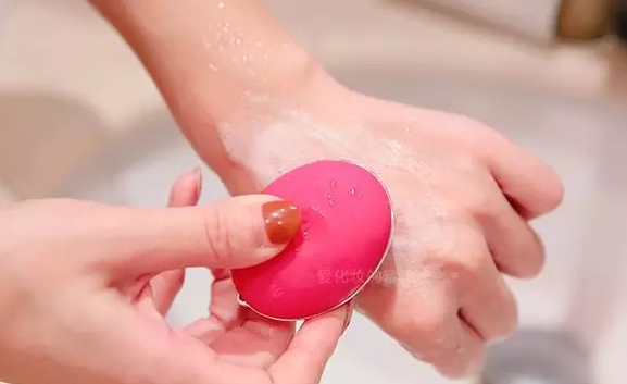 泰國(guó)sa ad na潔面儀怎么用？泰國(guó)sa ad na潔面儀使用方法