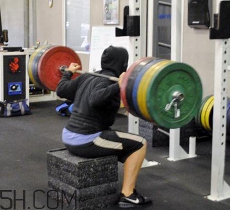 箱式深蹲是訓(xùn)練什么的？箱式深蹲怎么做？