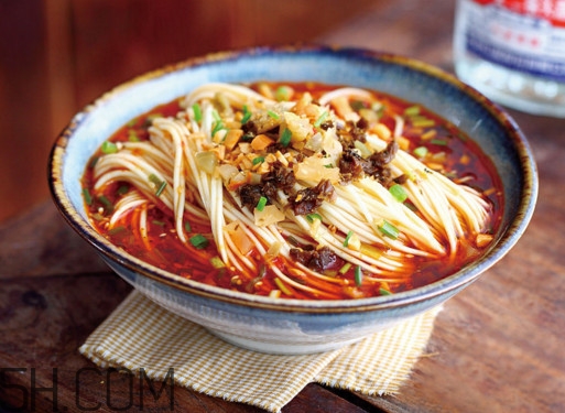 重慶小面為什么會火？重慶小面湯是怎么熬制的