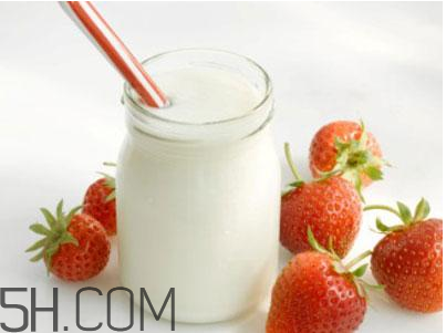 不宜喝牛奶的人群有哪些？牛奶和哪些食物相克？