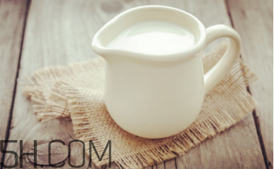 不宜喝牛奶的人群有哪些？牛奶和哪些食物相克？