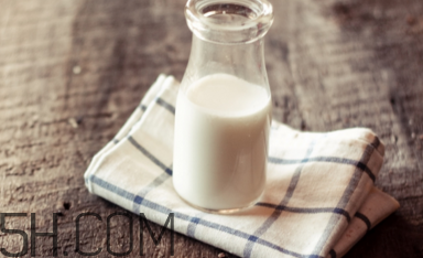 不宜喝牛奶的人群有哪些？牛奶和哪些食物相克？