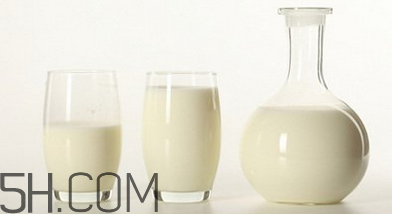 不宜喝牛奶的人群有哪些？牛奶和哪些食物相克？