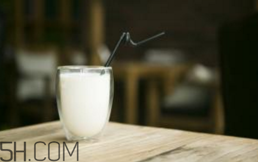 純牛奶打開后能放多久？牛奶可以煮沸嗎？