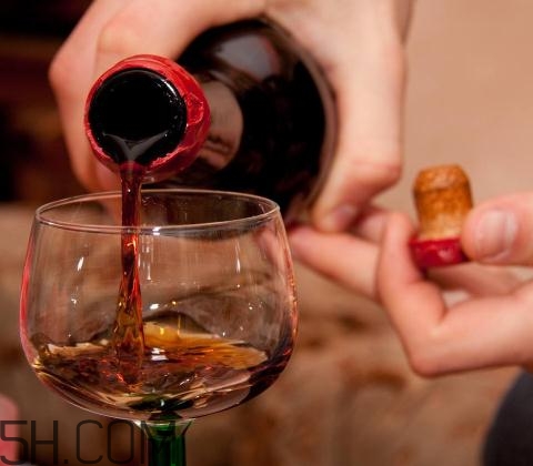 喝酒會引起尿酸偏高嗎？喝酒會引起尿毒癥嗎？