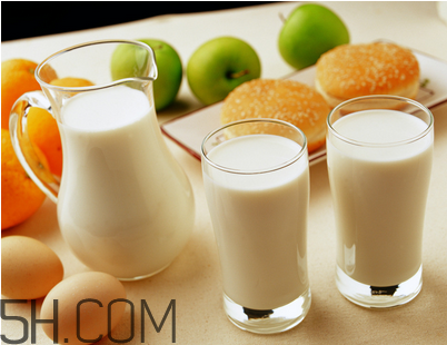 牛奶和什么水果一起吃？牛奶保質期一般多久？