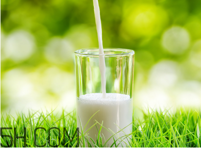 牛奶和什么水果一起吃？牛奶保質期一般多久？