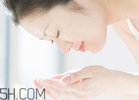 秋天洗臉用冷水還是熱水好？洗臉用毛巾好還是不用的好