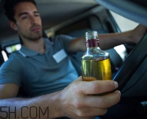 喝酒胃出血是什么癥狀？喝酒胃出血要住院嗎？