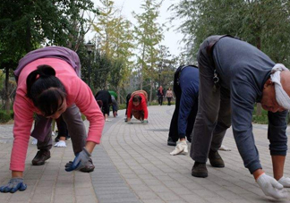 爬著走鍛煉有什么好處？爬著走能治痔瘡？