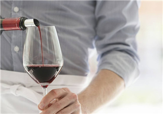 喝酒會(huì)引起痛風(fēng)嗎？喝酒會(huì)引起面癱嗎？