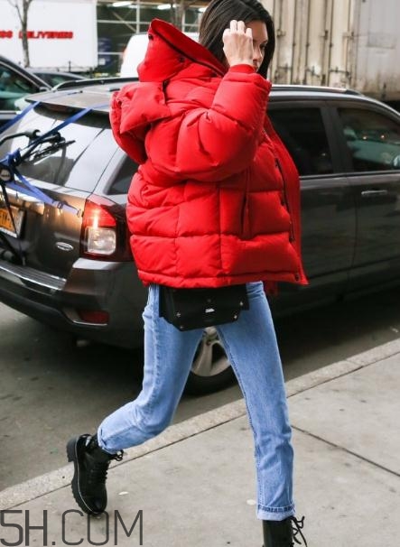 紅色羽絨服怎么搭配？紅色羽絨服搭配圖片