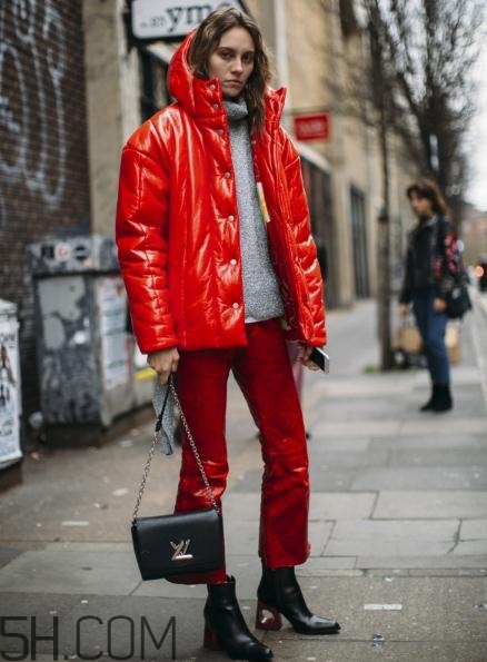 紅色羽絨服怎么搭配？紅色羽絨服搭配圖片
