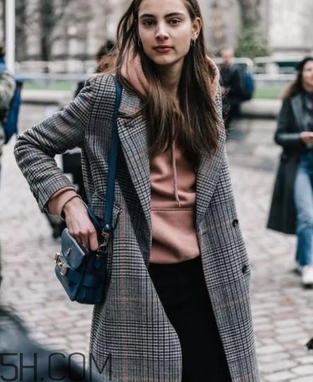 毛呢大衣皺了怎么辦？毛呢大衣愛沾毛怎么辦？