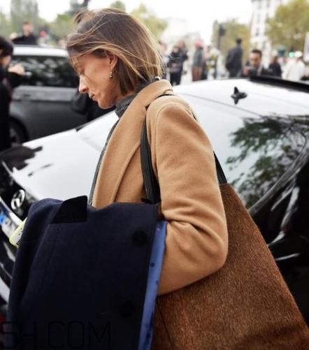 毛呢大衣皺了怎么辦？毛呢大衣愛沾毛怎么辦？