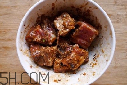 粉蒸肉五花肉怎么腌制？做粉蒸肉的肉要去皮嗎