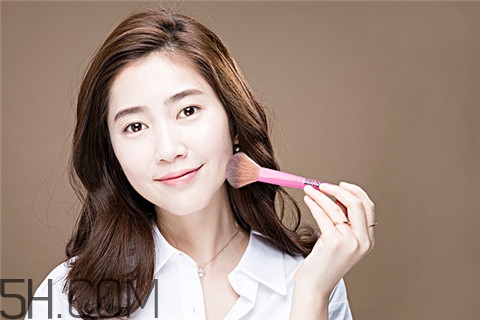 隆胸可以抓嗎？隆胸可以摸嗎？