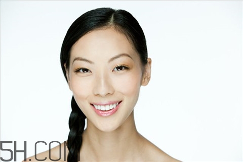 隆胸后多久變得柔軟？隆胸后多久可以側(cè)睡？