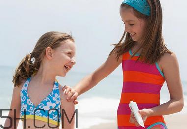 先涂防曬霜還是先涂隔離霜？素顏霜和防曬霜哪個(gè)先用？