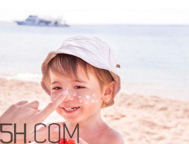 先涂防曬霜還是先涂隔離霜？素顏霜和防曬霜哪個(gè)先用？