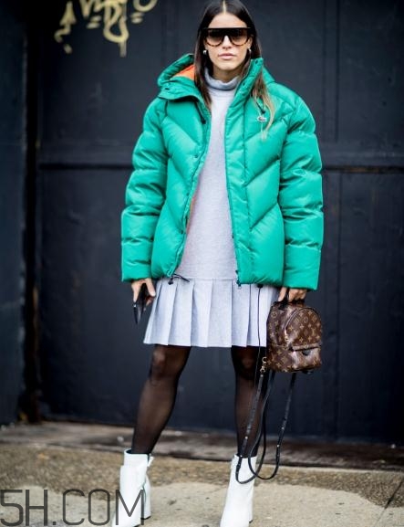 羽絨服搭配什么裙子好看？羽絨服搭配裙子圖片