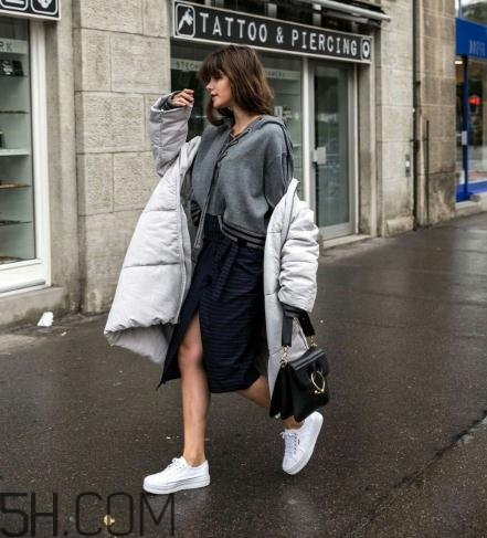 羽絨服搭配什么裙子好看？羽絨服搭配裙子圖片