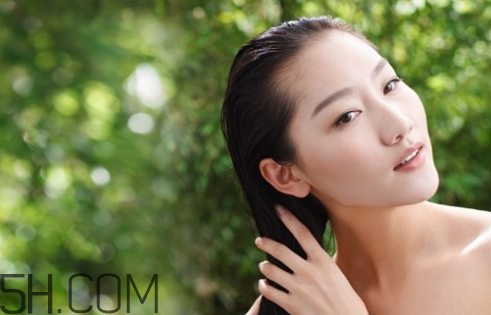 不同發(fā)質使用哪種精油好？護發(fā)素和護發(fā)精油的區(qū)別