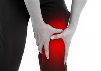 關(guān)節(jié)炎積液什么癥狀？關(guān)節(jié)炎積水怎么治療？