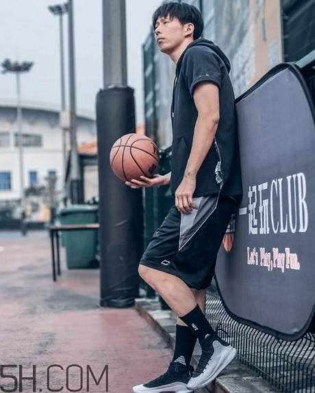 under armour curry 4黑白配色上腳效果怎么樣？