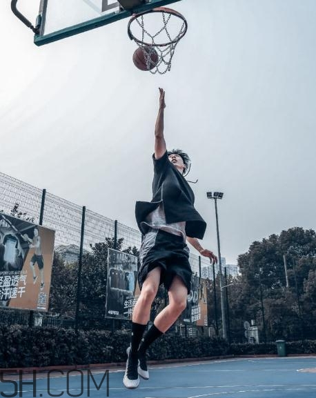 under armour curry 4黑白配色上腳效果怎么樣？