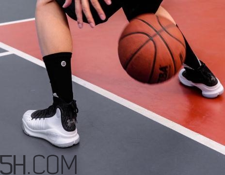 under armour curry 4黑白配色上腳效果怎么樣？