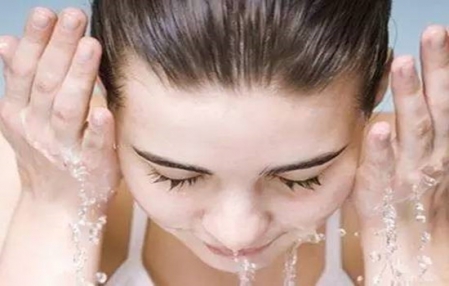 臉上皮膚干燥怎么辦如何補(bǔ)水 臉上皮膚干燥怎么辦如何補(bǔ)水